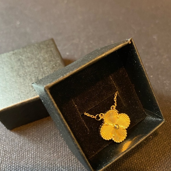 Alhambra Pendant Cloverleaf 18k necklace - Picture 7 of 7